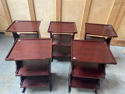 CINQ petites tables en acajou et placage...