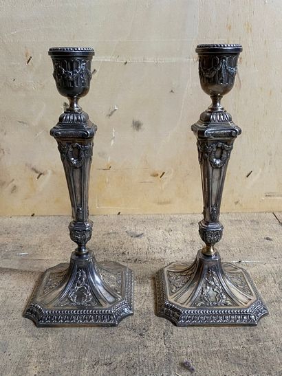 PAIRE de flambeaux en métal argenté à décor...