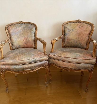 PAIRE de fauteuils cabriolet en bois naturel...