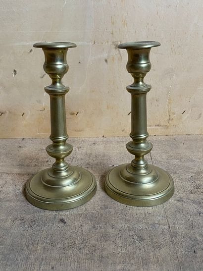 PAIRE DE BOUGEOIRS de forme balustre en laiton....