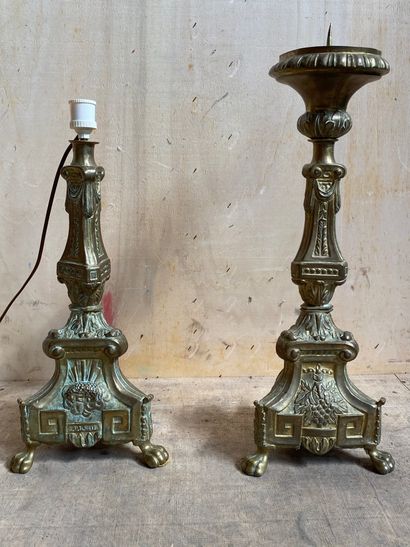 DEUX piques cierges en tôle doré à décor...
