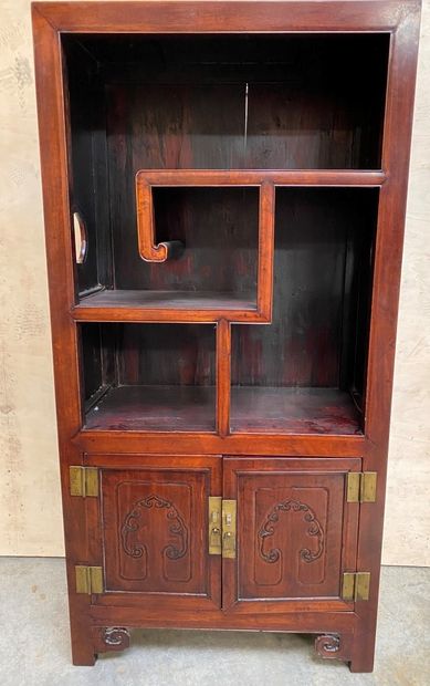 CHINE - XXème siècle

Bibliothèque en bois...
