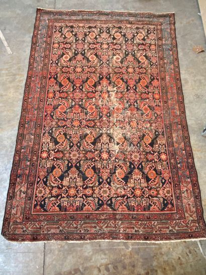 TAPIS d'Orient en laine à décor polychrome...