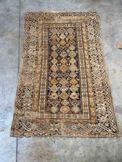 TAPIS d'Orient en laine à décor polychrome...