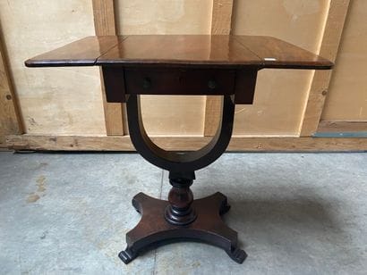 PETITE table à volet en bois, la ceinture...