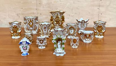 ENSEMBLE de vases en porcelaine de Paris...