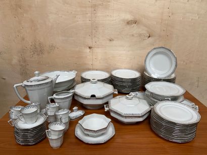 LIMOGES FRANCE

Partie de service en porcelaine...