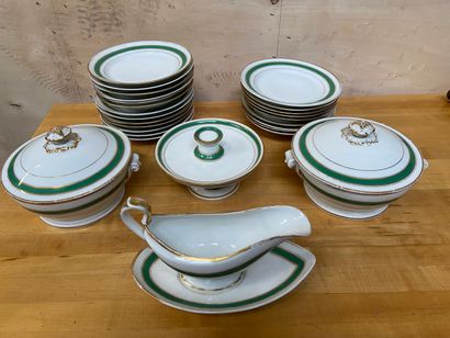 PARTIE DE SERVICE en porcelaine à galon vert...