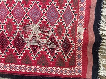 TAPIS en laine à décor de losanges sur fond...