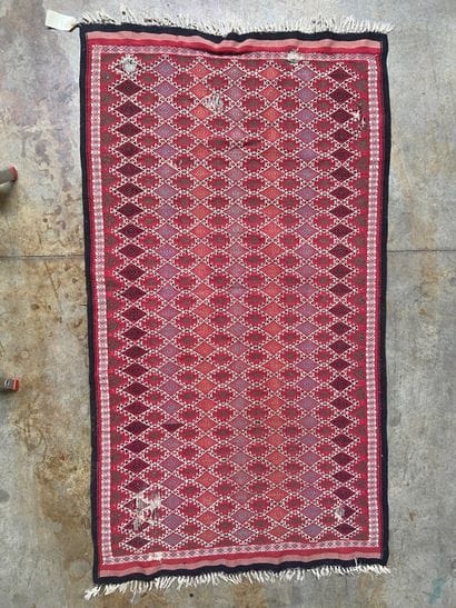 TAPIS en laine à décor de losanges sur fond...