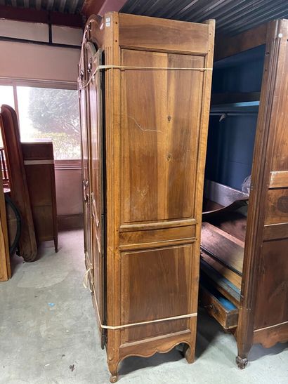 ARMOIRE en bois naturel ouvrant par deux...