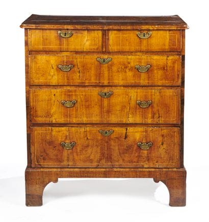 COMMODE anglaise en placage de noyer ouvrant...