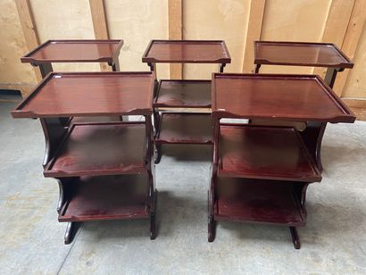 CINQ petites tables en acajou et placage...