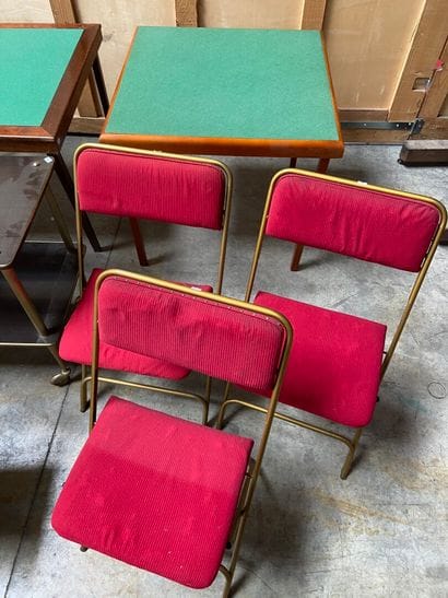 ENSEMBLE comprenant : desserte, deux tables...