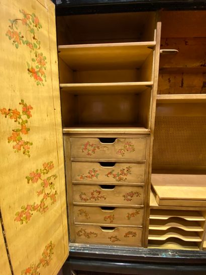 ARMOIRE en laque à décor de paysages, les...