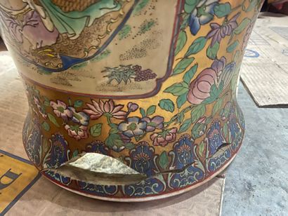 CANTON, vers 1900

Paire de potiches en porcelaine...