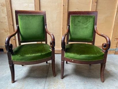 PAIRE DE FAUTEUILS à crosse, reposant sur...