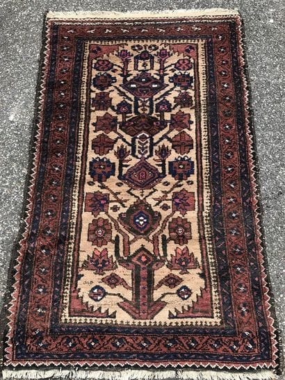 BELOUCH 

Tapis à décor d'un arbre stylisé...