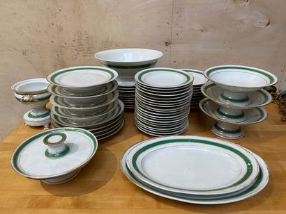 PARTIE DE SERVICE en porcelaine à galon vert...