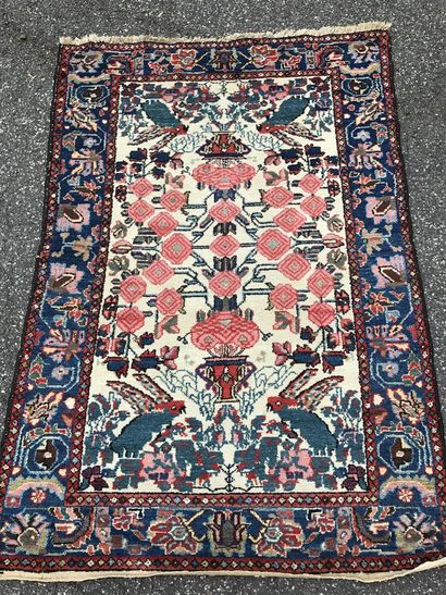 IRAN, Mossoul 

Tapis à décor de fleurs fleuris...