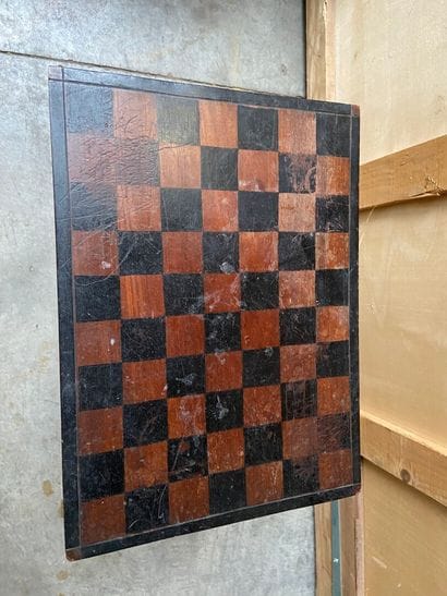 TABLE DE JEUX en bois, le plateau à décor...