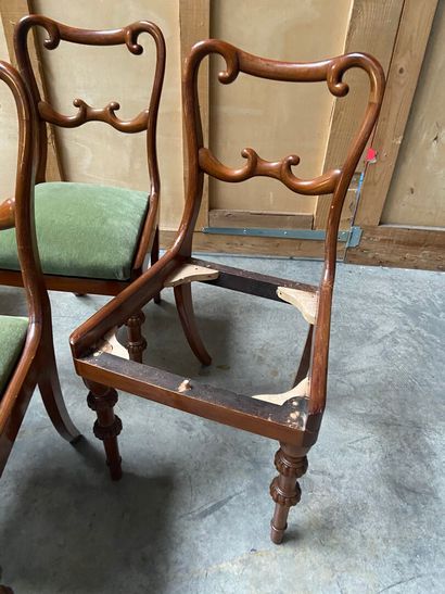 SUITE de six chaises à chassis en acajou...