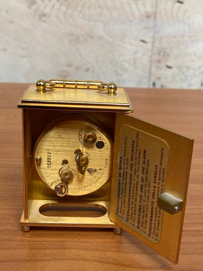 PENDULE d'officier en laiton, le cadran signé...
