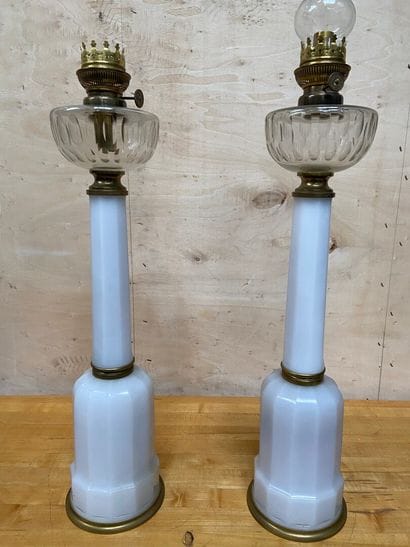 PAIRE de lampes en opaline blanche à pans...