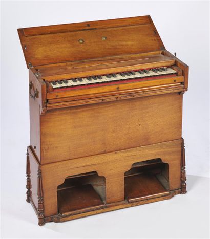 PETIT piano en bois naturel. 

Dim. : 60...