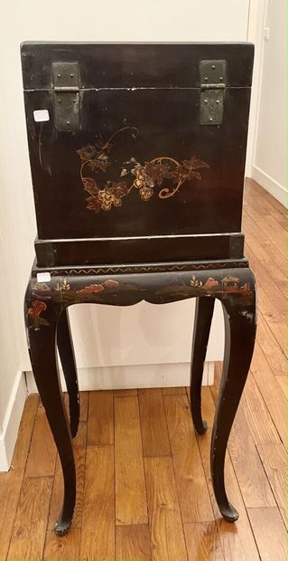 CHINE - XIXème siècle 

Cabinet et son piétement...