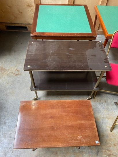 ENSEMBLE comprenant : desserte, deux tables...