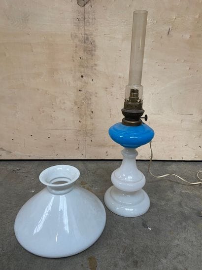 LAMPE à pétrole en opaline blanche et bleue.

(Manque...