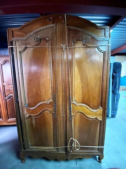 ARMOIRE en bois naturel ouvrant par deux...