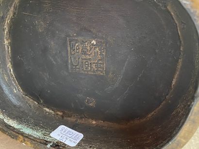 JAPON 

Paire de vase balustres à deux anses...