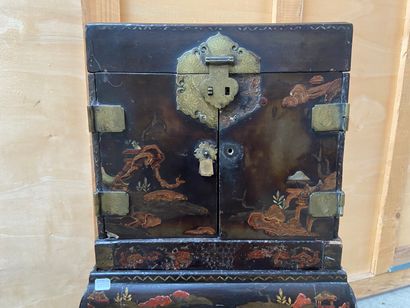 CHINE - XIXème siècle 

Cabinet et son piétement...