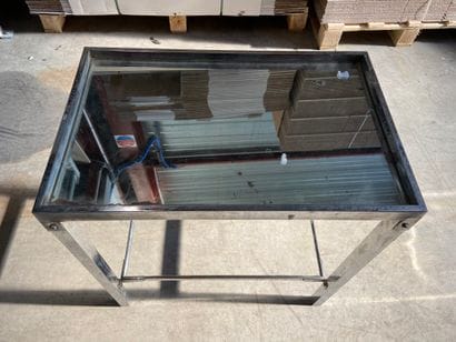 TRAVAIL MODERNISTE

Table d'appoint en lame...