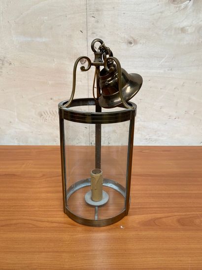 LANTERNE en laiton et verre à une lumière....