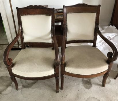 DEUX FAUTEUILS à crosses en acajou et placage...