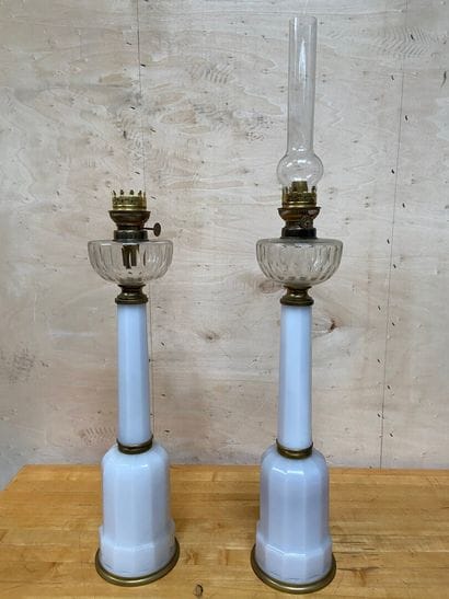 PAIRE de lampes en opaline blanche à pans...