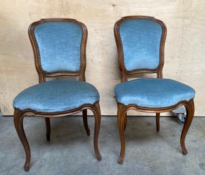 PAIRE de chaises en bois naturel mouluré,...