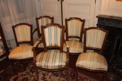 SUITE de trois fauteuils à dossier de forme...