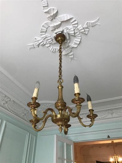 LUSTRE en bronze doré à cinq bras de lumière....