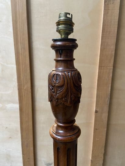 LAMPE de parquet en bois naturel, le fût...