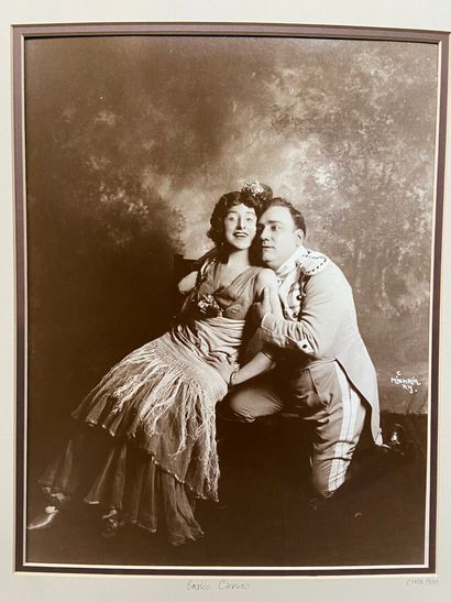 PHOTOGRAPHIE représentant Enrico Caruso enlaçant...