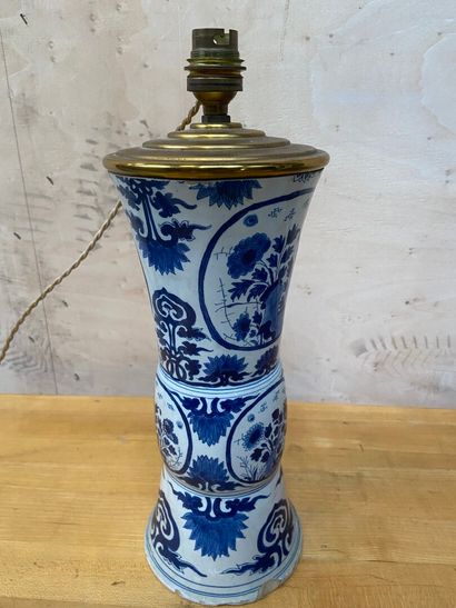 DELFT (dans le goût de) 

Vase cornet monté...