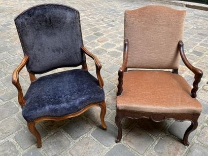 DEUX fauteuils en bois naturel mouluré, le...