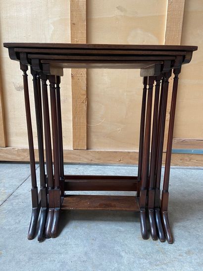 SUITE de quatre tables gigogne en acajou...