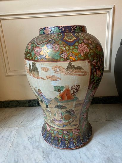 CANTON, vers 1900

Paire de potiches en porcelaine...