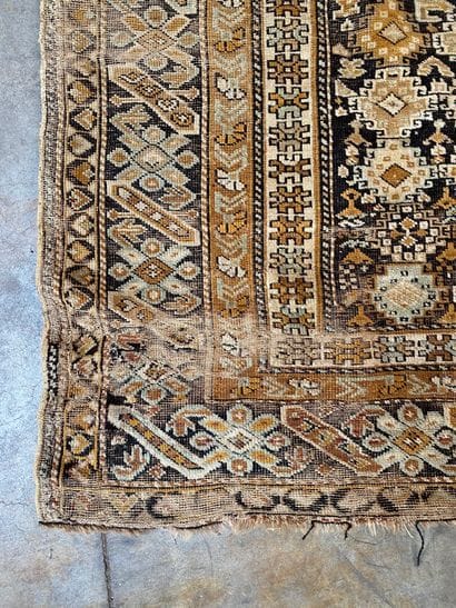 TAPIS d'Orient en laine à décor polychrome...