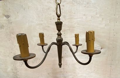 LUSTRE en bronze doré à quatre bras de lumière,...